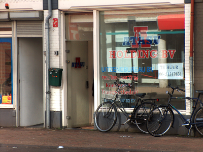 819815 Gezicht op de winkelpui van het pand Amsterdamsestraatweg 168 (Uitzendbureau Atasu-Holding B.V.) te Utrecht.N.B. ...